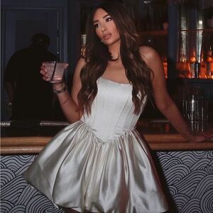 Elegant White Strapless Dress
